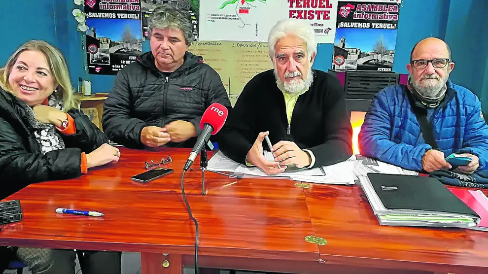 Representantes de Teruel Existe, en la rueda de prensa sobre el ferrocarril ofrecida ayer.