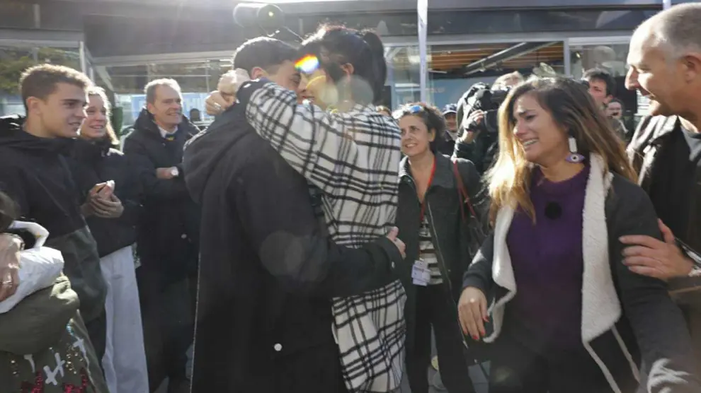 La concursante de OT Natalia besa a su novio, Mikel, en Puerto Venecia, en Zaragoza.