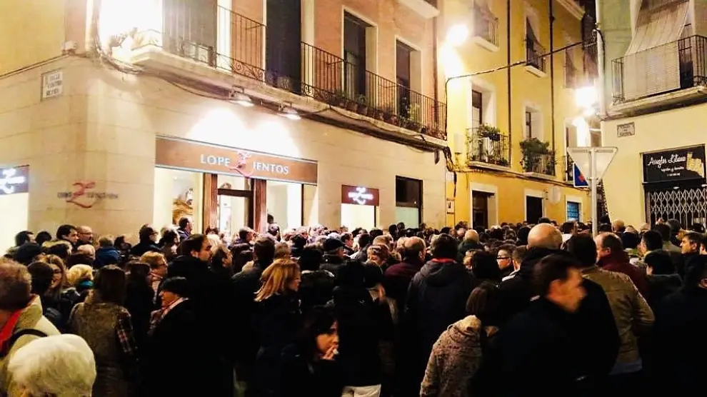 Participantes en la visita por la historia negra de Huesca este sábado en la calle de la Correría.