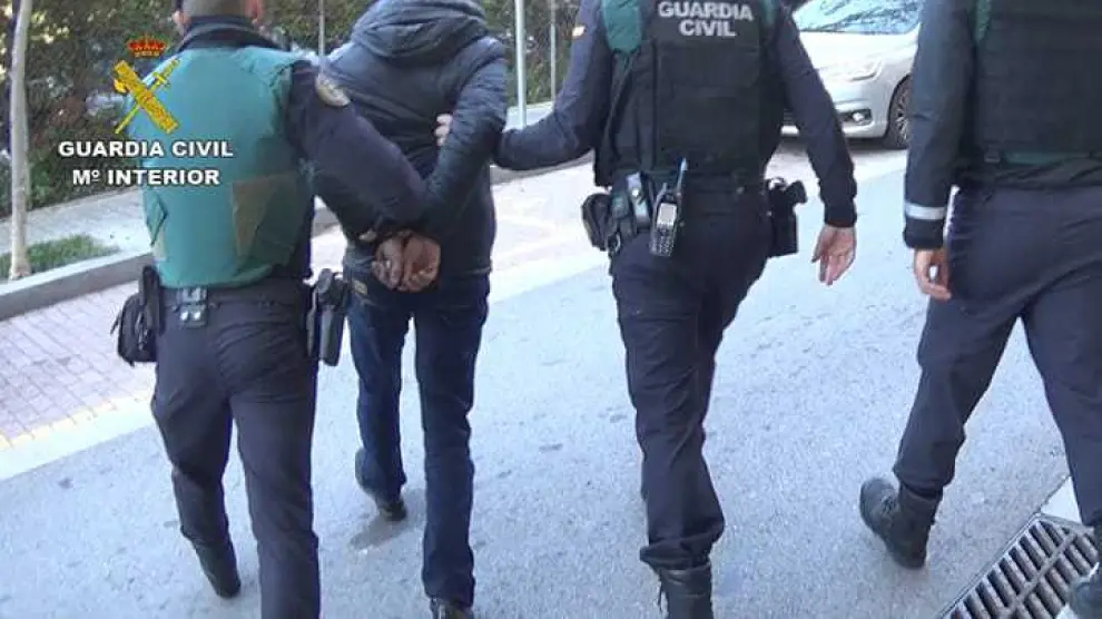 Agentes de la Guardia Civil, en la detención de uno de los miembros de la organización criminal que robaba en el interior de camiones por el método "loneros".