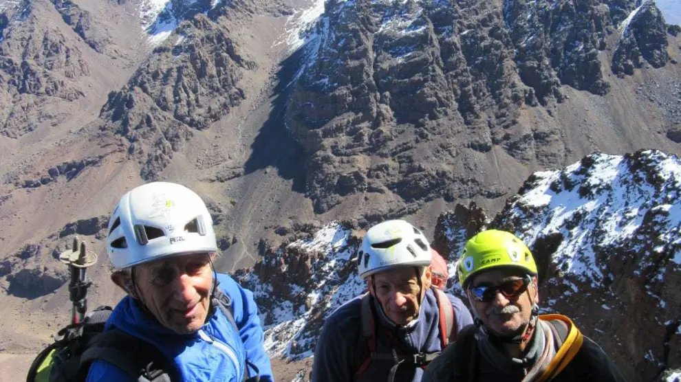 Ursi Abajo, Luis Oro y Ramón Cóndor, el pasado mes en la cima del Clocheton, con el Toubkal al fondo.