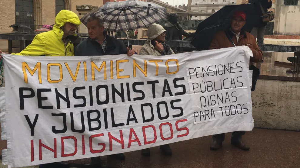Un grupo de pensionistas, en la protesta de este lunes en la plaza del Pilar de Zaragoza.