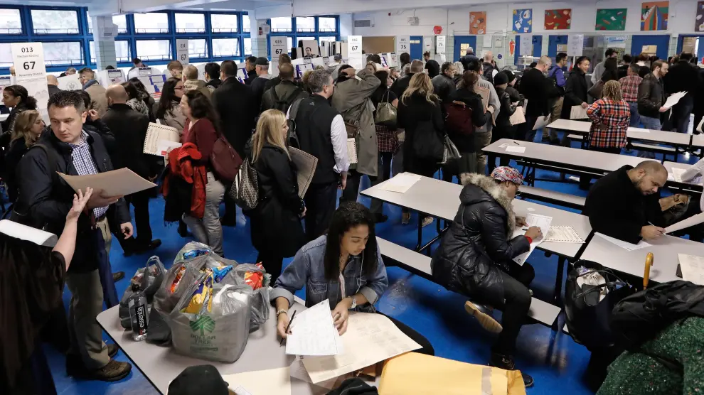 Estadounidenses acuden a votar en un colegio electoral de Manhattan, en Nueva York.
