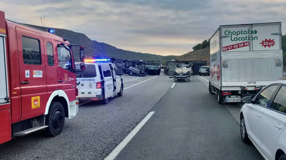 Una imagen del accidente en el que se ha visto implicado un camión que transportaba coches provocando retenciones en Fraga.