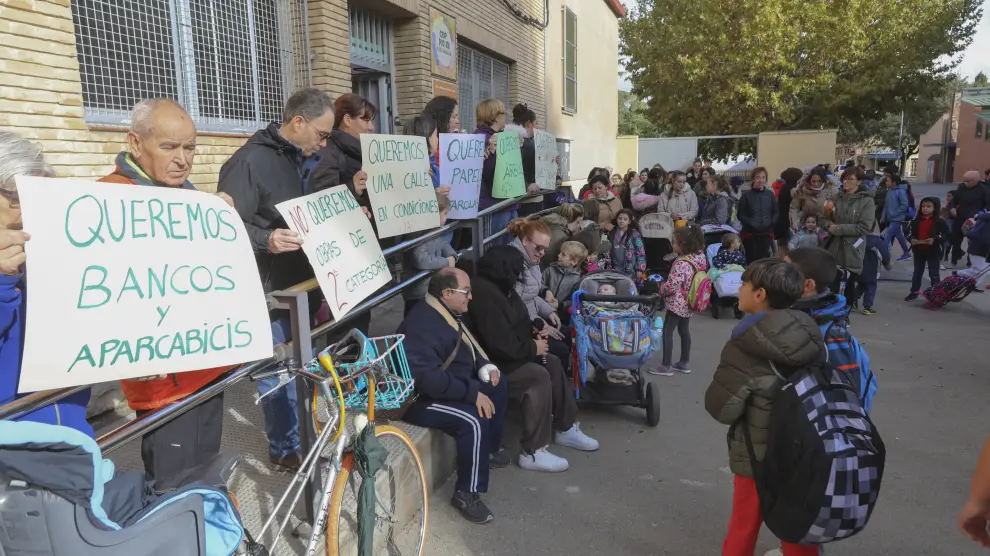 Las familias se han concentrado este martes con pancartas de protesta en la calle Pío XII, frente al colegio