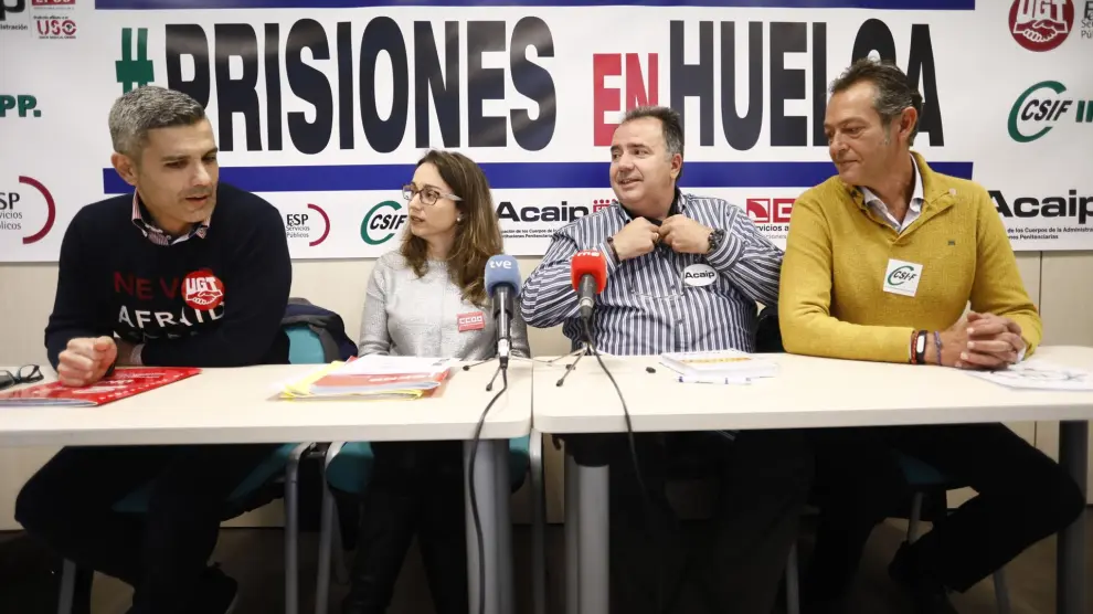 Los representantes sindicales de las prisiones (UGT, CC.OO., Acaip y CSIF), hoy en rueda de prensa en Zaragoza.