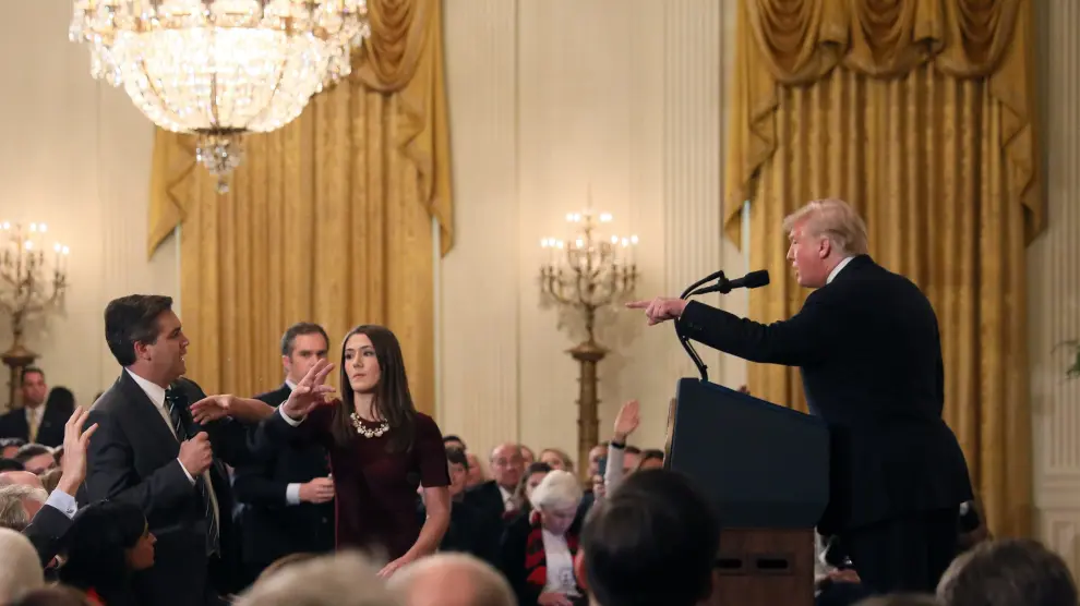 Trump increpa al periodista Jim Acosta, al que una auxiliar trata de quitar el micrófono.
