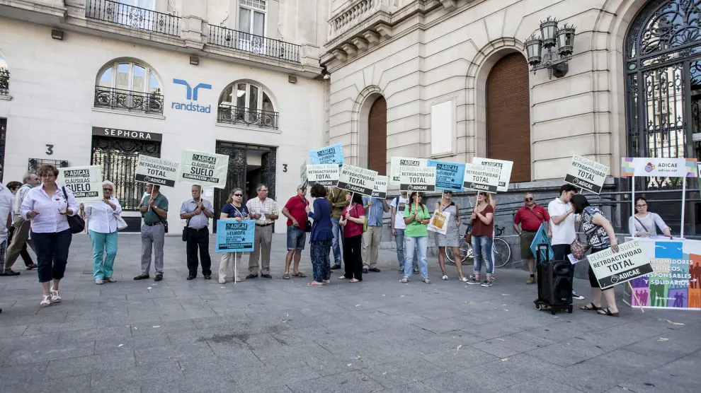 Una protesta de Adicae en Zaragoza por las cláusulas suelo en 2016.