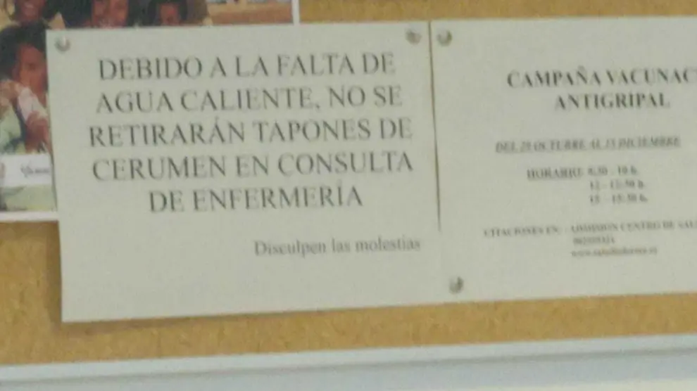 Cartel colgado en el ambulatorio del barrio de La Almozara.
