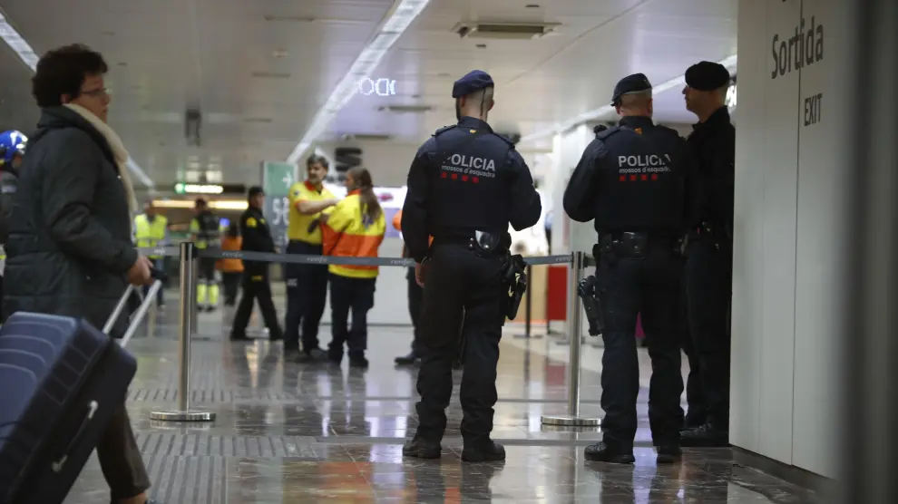 Los Mossos d´Esquadra han desalojado este miércoles por la mañana dos trenes del AVE en la estación de Sants de Barcelona.