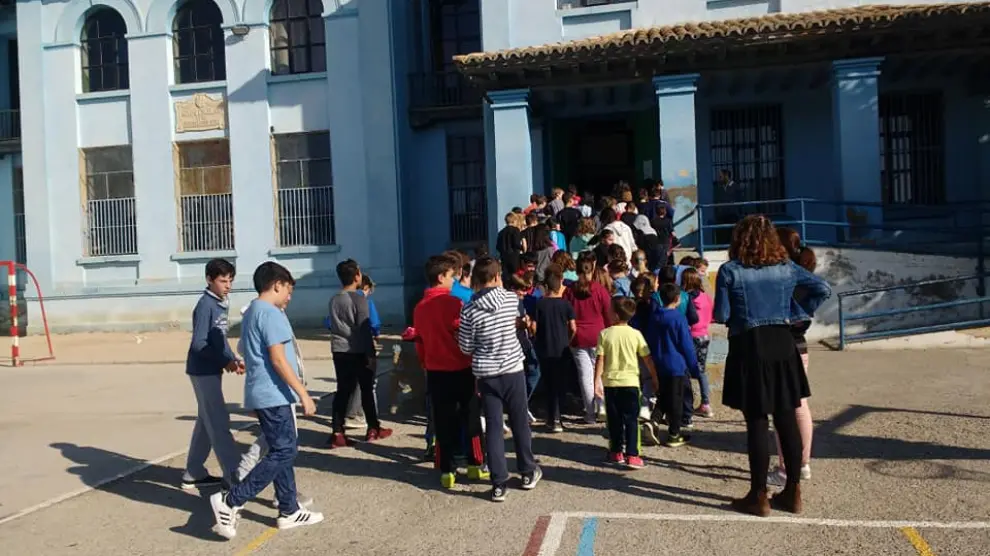 Un grupo de niños, entrando al colegio.
