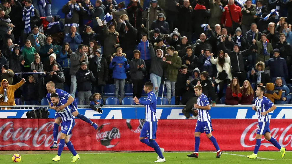 Borja Bastón celebra con sus compañeros el gol del triunfo del Alavés frente al Villarreal.