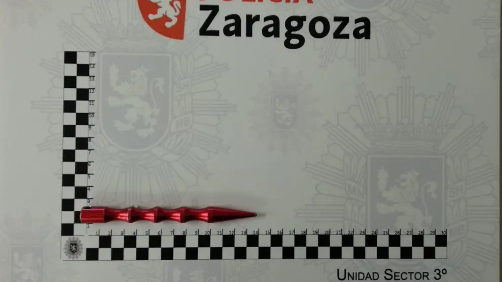 El kubotan intervenido por la Policía Local de Zaragoza a una conductora mide unos 14 centímetros.