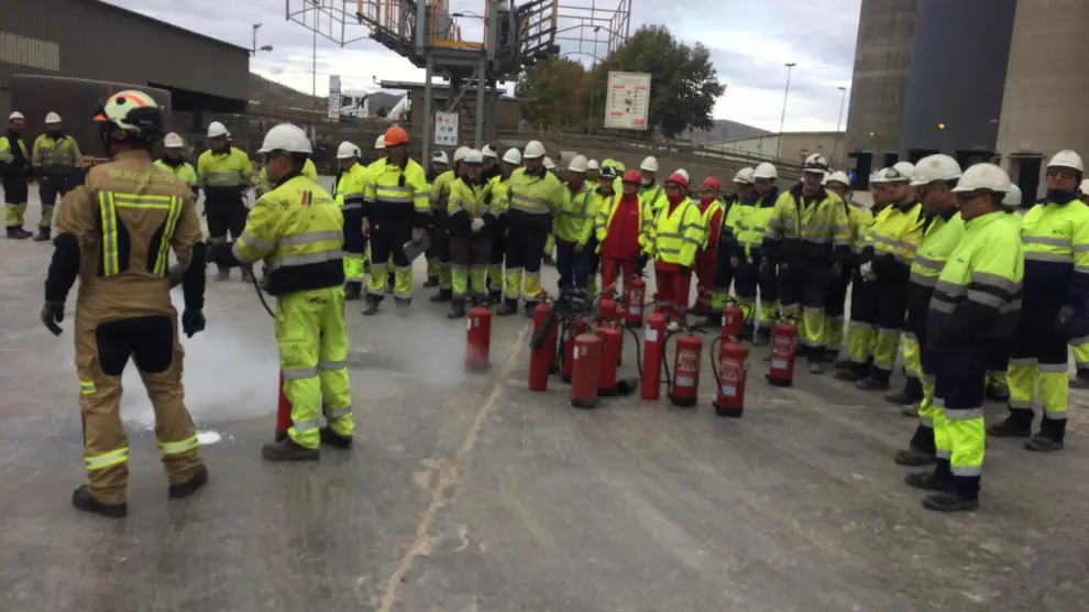 Trabajadores de Cemex en la planta de Morata de Jalón aprenden a manejar extintores en Día de la Seguridad.