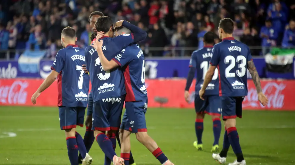 Los jugadores de la Sociedad Deportiva Huesca celebran un gol.