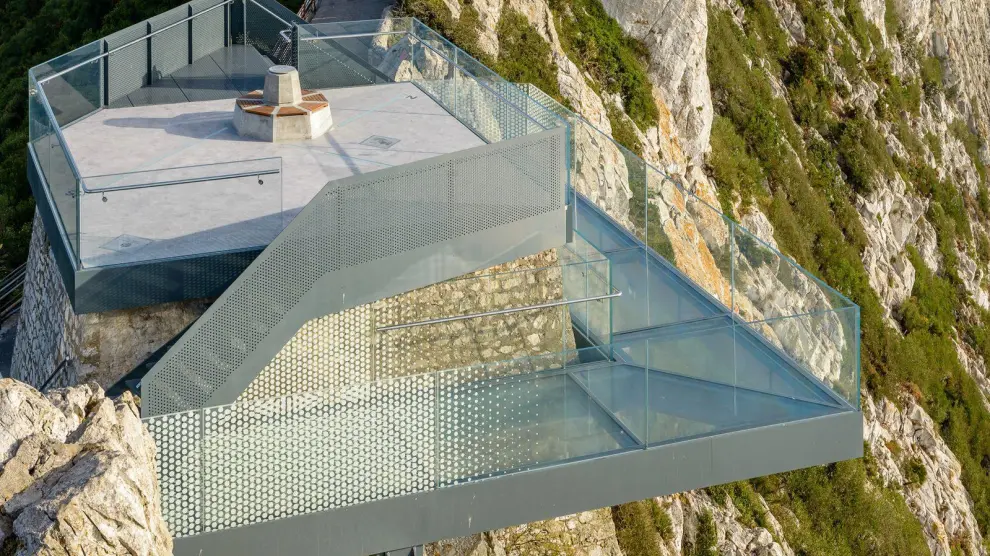 El mirador Skywalk, situado en el Peñón de Gibraltar y a más de 300 metros sobre el nivel del mar.