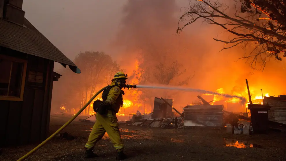 Un bombero trabaja para apagar el incendio en la localidad de Paradise (California).