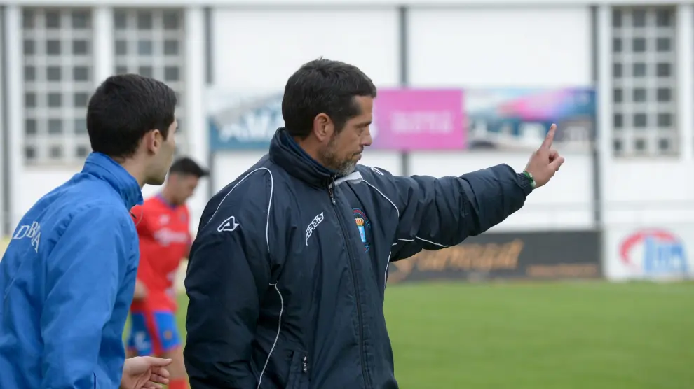 José Luis Rodríguez Loreto, técnico del Brea, dando instrucciones durante un partido.