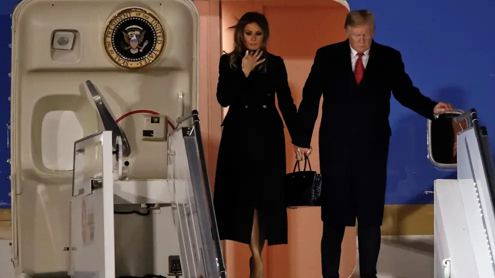 El presidente estadounidense y la primera dama, Melania Trump desembarcaron del Air Force One en el aeropuerto de Orly donde fue recibido por el embajador de su país en Francia.