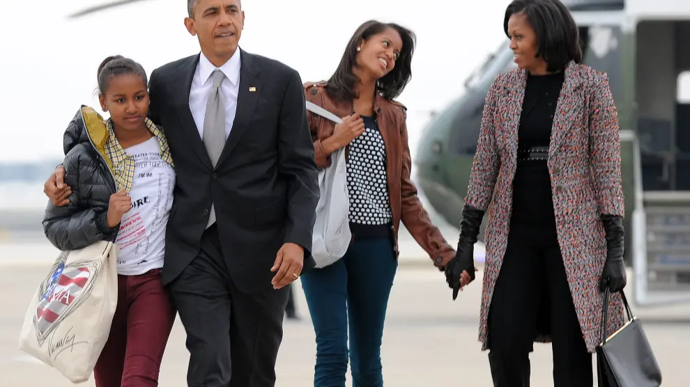 El matrimonio Obama, con sus hijas Malia y Sasha.