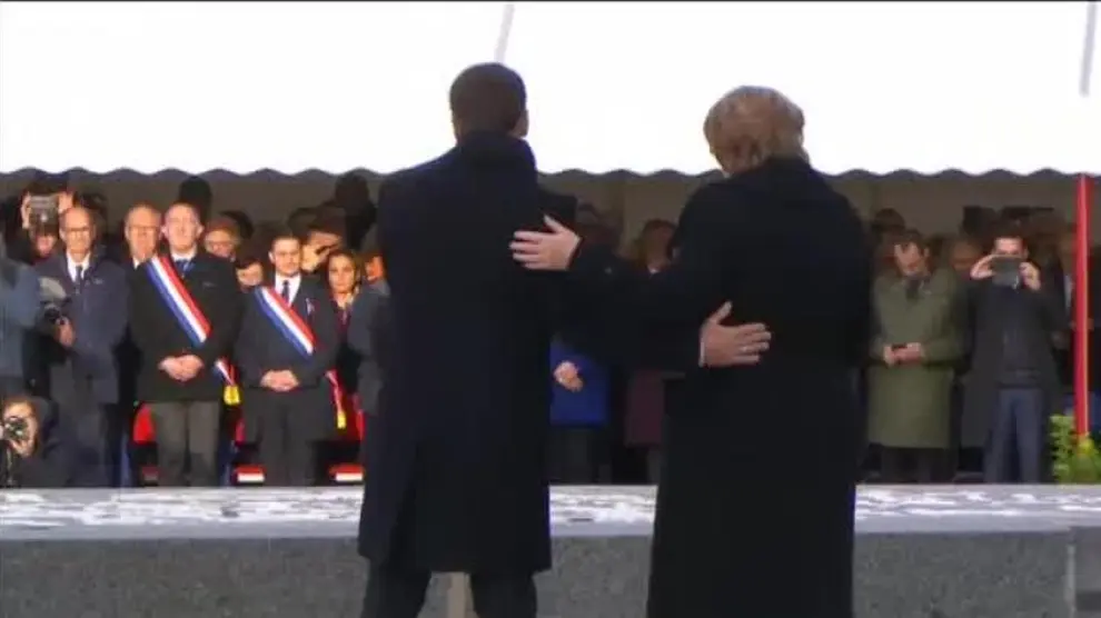 Histórica imagen de Macron y Merkel en el lugar del armisticio de 1918