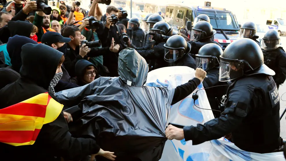Manifestaciones en Barcelona de las Fuerzas de Seguridad y los CDR.