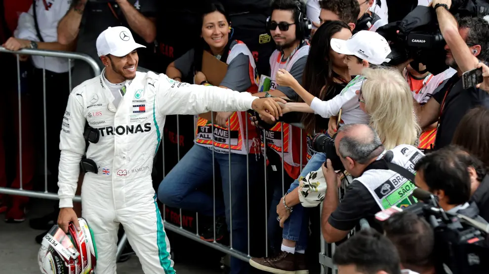 El piloto británico Lewis Hamilton (Mercedes) celebra luego de la prueba de clasificación para el Gran Premio de Brasil hoy, sábado 10 de noviembre de 2018, en Sao Paulo (Brasil)
