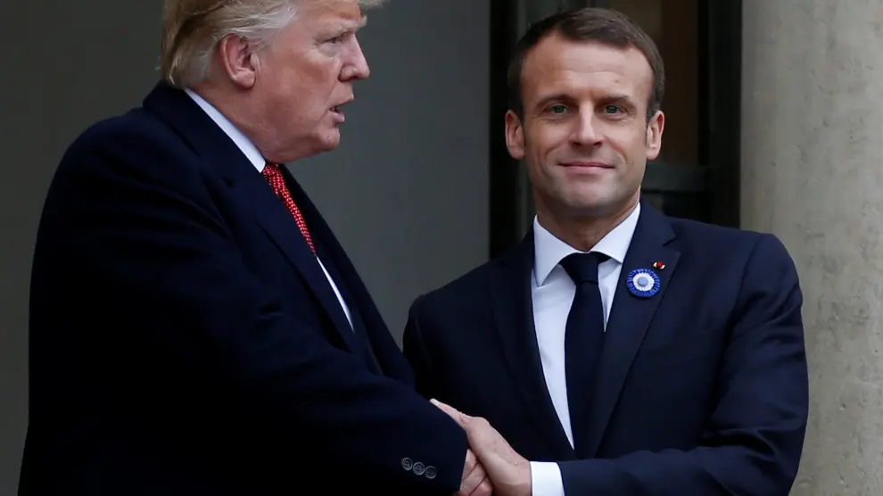 Trump y Macron se saludan.