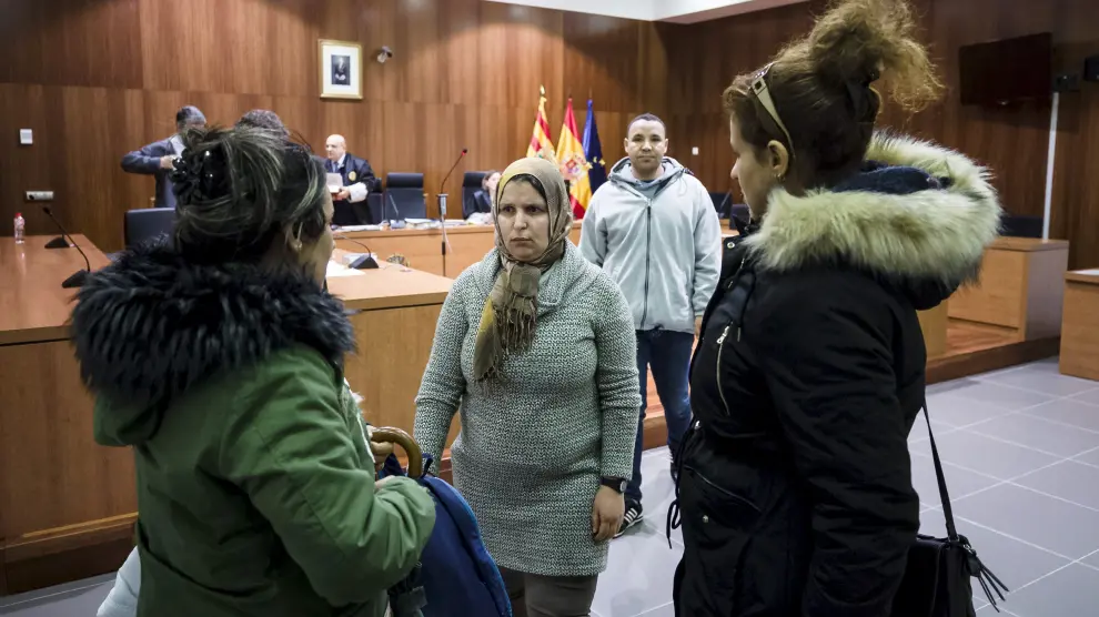 Los padres de los niños, en la Audiencia de Zaragoza, cuando se celebró el juicio.