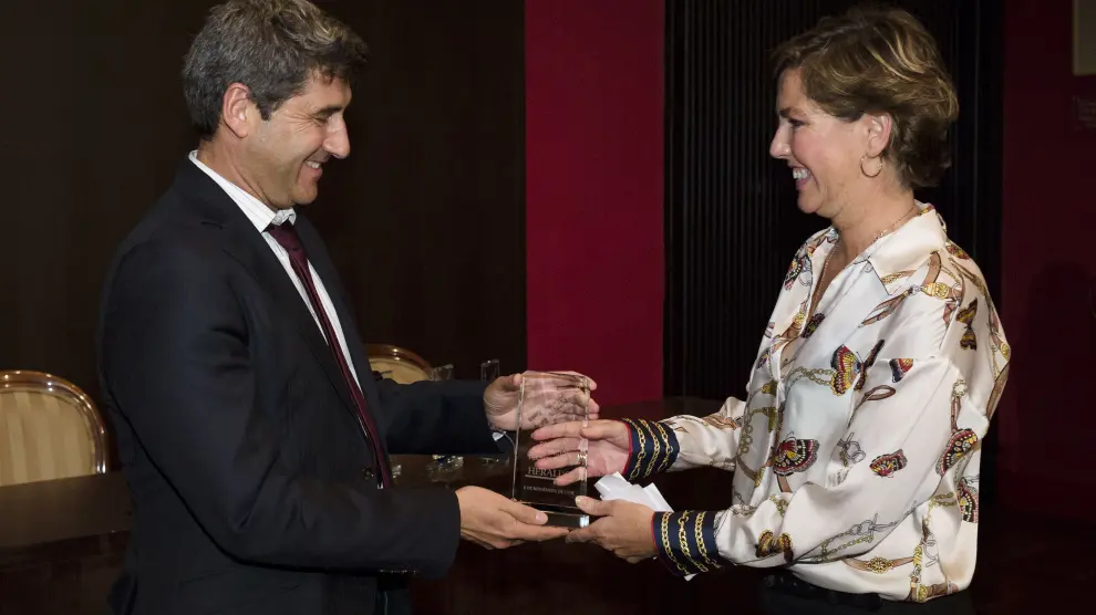 Ángel Fernández, director de Itainnova, entrega el premio a Susana Parra.