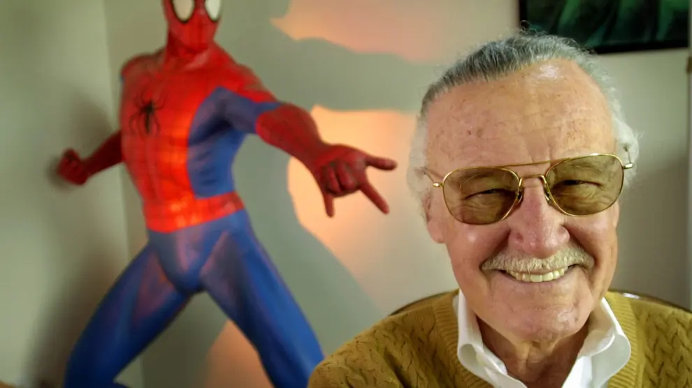 Stan Lee, con una escultura de Spiderman detrás.