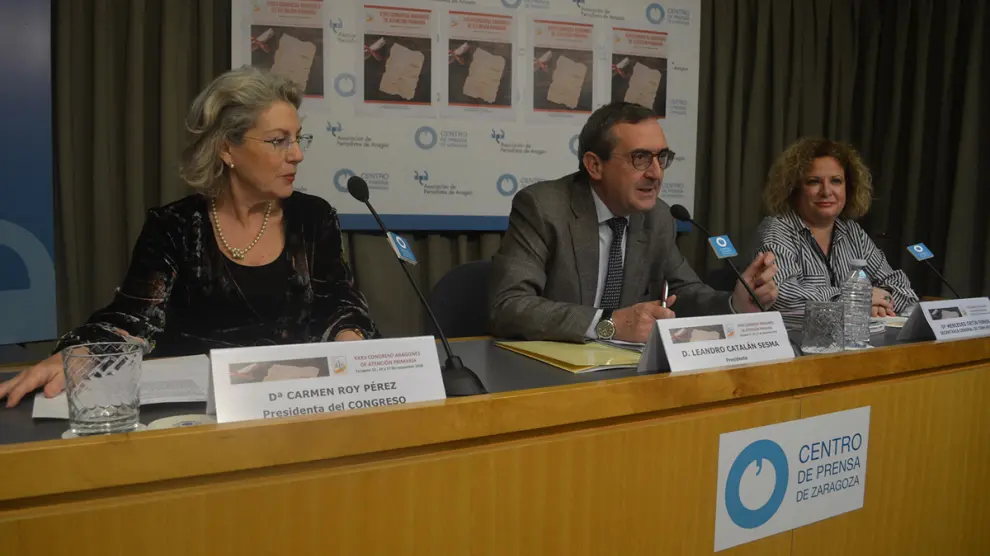 Carmen Roy, Leandro Catalán y Mercedes Ortín durante la presentación del Congreso Aragonés de Atención Primaria