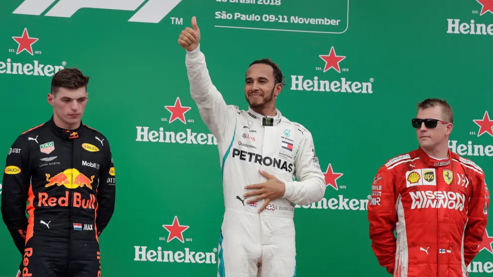 Verstappen, a la derecha de Hamilton, visiblemente contrariado en el podio de Brasil.