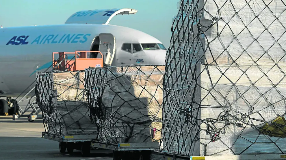 Un Boeing 777 carga en el aeropuerto de Garrapinillos el pasado verano.