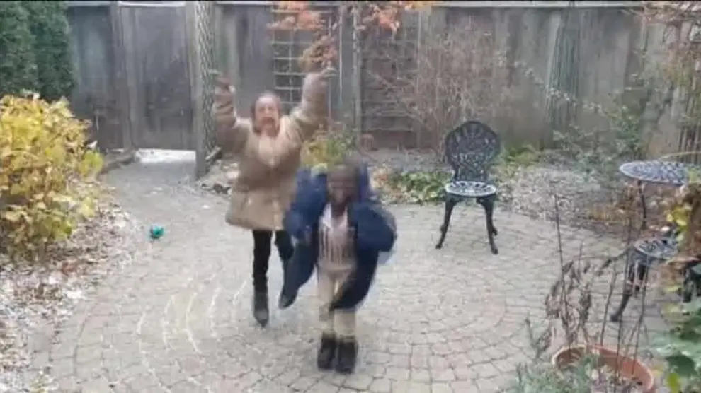 Tierna reacción de dos niños refugiados que disfrutan por primera vez de la nieve
