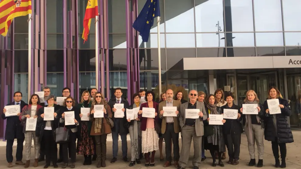 Letrados de la Administración de Justicia, durante la concentración celebrada este martes en la Ciudad de la Justicia de Zaragoza.