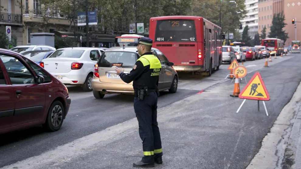 Un agente regula el tráfico este miércoles en el zaragozano paseo de Pamplona.