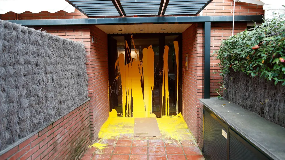 La organización juvenil de la Esquerra Independentista, Arran, ha pintado de amarillo la entrada de la vivienda del juez Llarena.