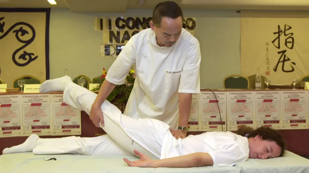 El maestro japonés Shigeru Onoda realiza un masaje de shiatsu.