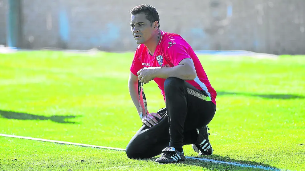 Francisco Rodríguez observa de rodillas la evolución del equipo al que está convencido de que llevará a la salvación.