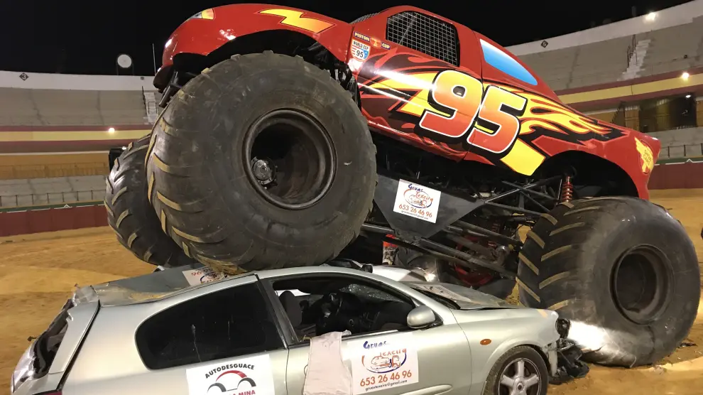 Exhibición del 'Monster Truck McQueen' aplastando un coche de desguace.