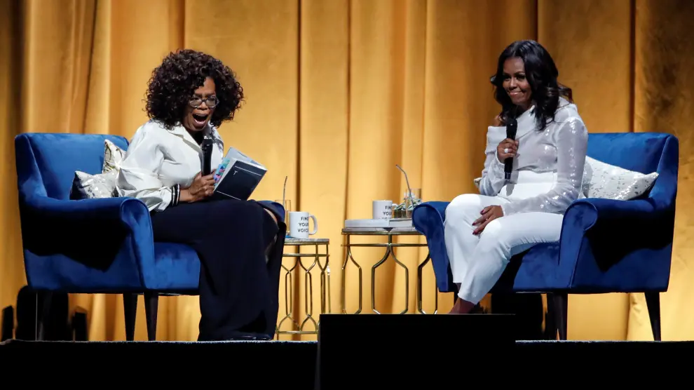 Michelle Obama habla con Oprah Winfrey durante la presentación de su libro.