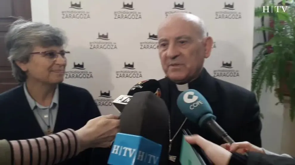 El Arzobispo de Zaragoza comparte una comida en el comedor social de las Hijas de la Caridad