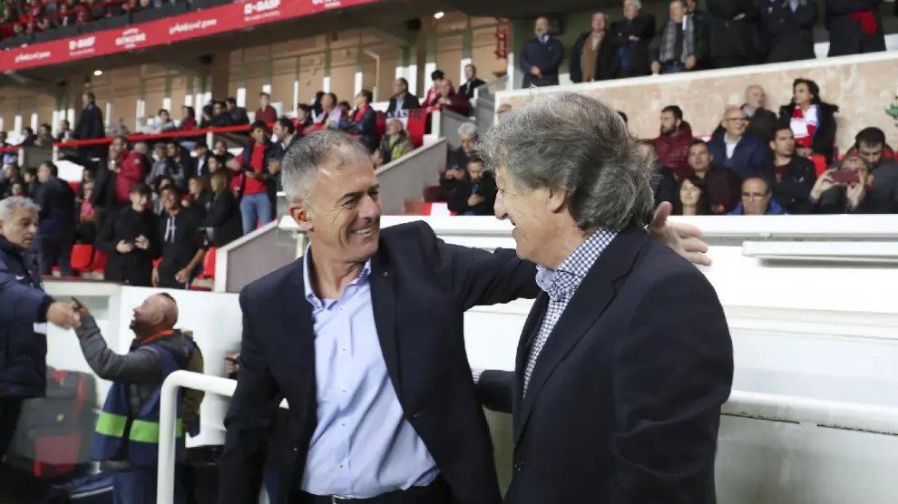 Alcaraz, el pasado lunes en Tarragona, saludando a Enrique Martín (entrenador del Nástic) antes del inicio del partido que ganó el Real Zaragoza por 1-3.