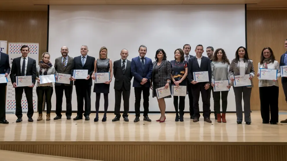 Foto de grupo de los representantes de las 14 empresas aragonesas galardonadas, este viernes en Patio de la Infanta de Ibercaja.