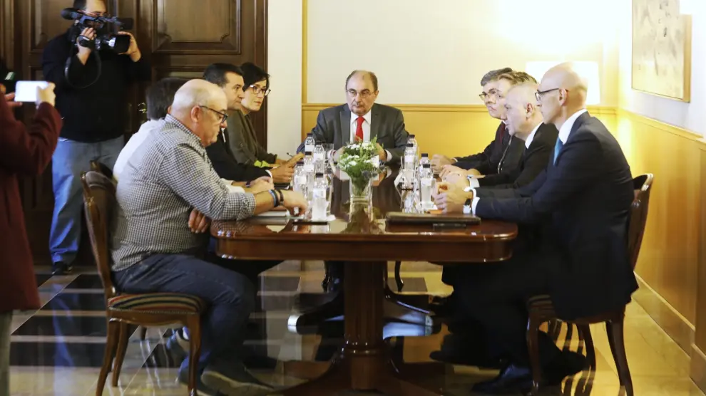 Lambán se ha reunido en el Pignatelli con la alcaldesa de Andorra, Samca y los sindicatos.