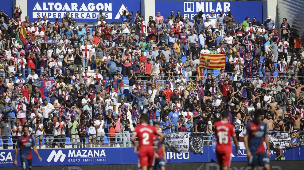 Grada de Gol Norte de El Alcoraz durante el partido entre el Huesca y el Girona.