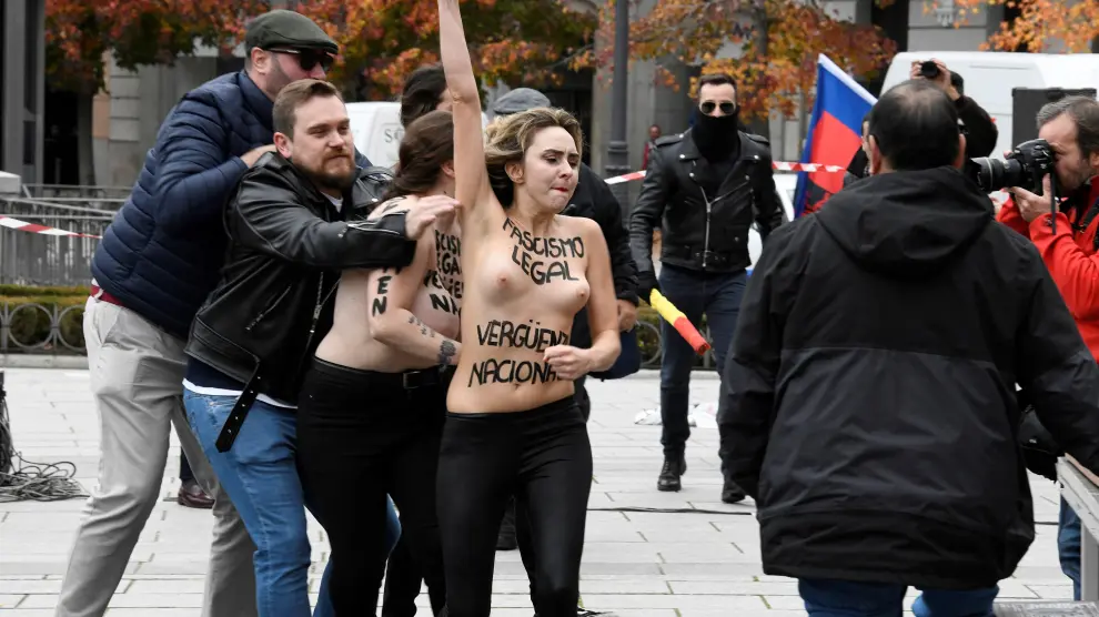 Protesta de Femen en un acto de la Falange en Madrid