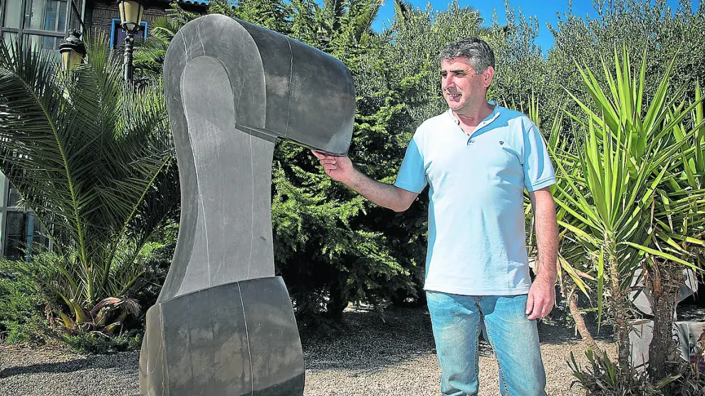 David Felipe, junto a una escultura creada con piedra autóctona de la cantera de Calatorao.