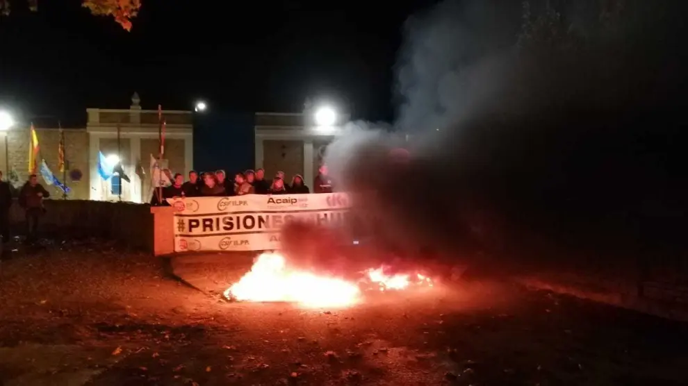 Imagen de la hoguera que han hecho los funcionarios de la cárcel de Teruel a primera hora de la mañana, en la que han quemado sus uniformes y neumáticos